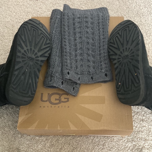 Woman’s black UGG size 7 - Picture 4 of 6